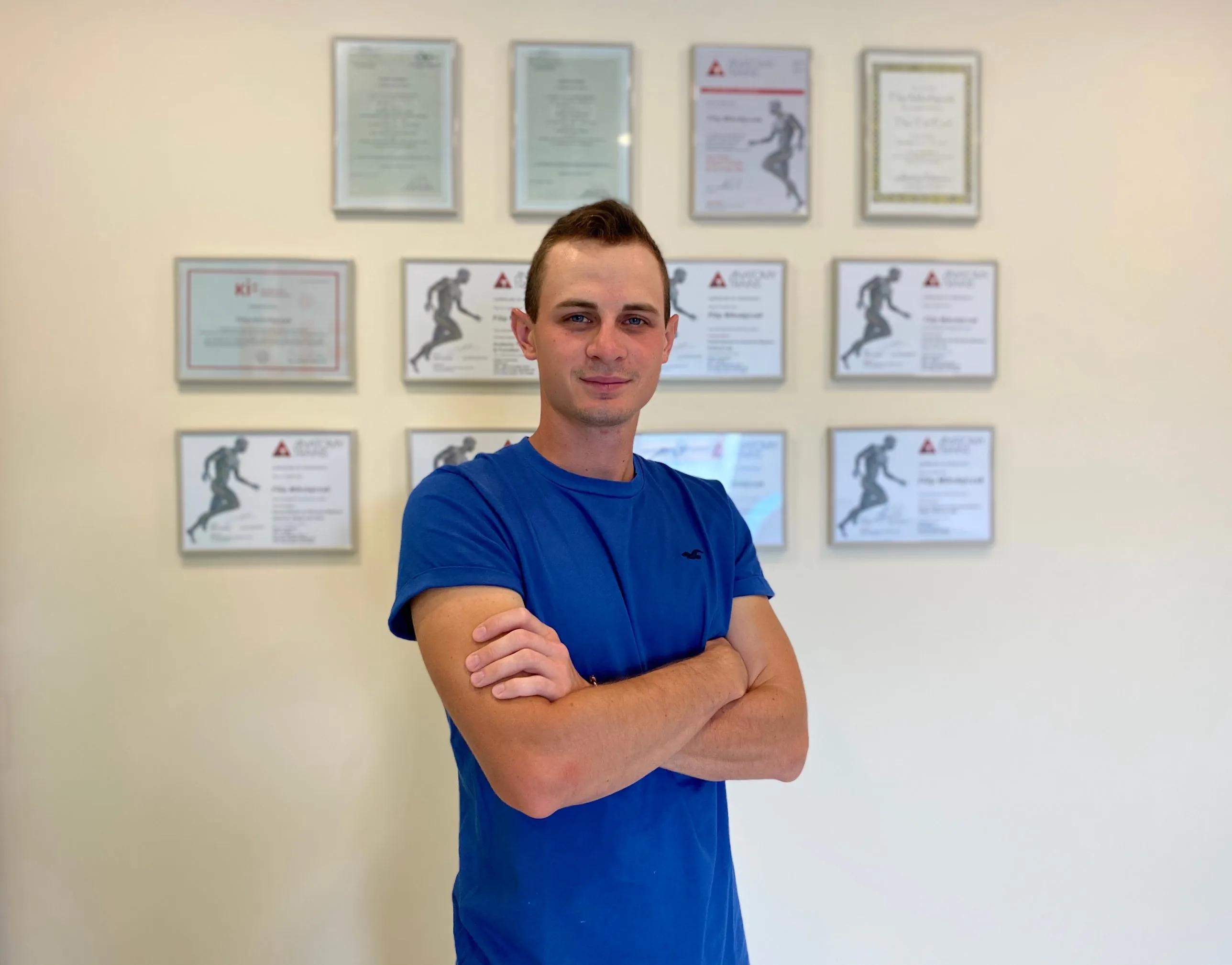 Filip Mikołajczak, fizjoterapeuta, w swoim gabinecie w Szamotułach